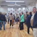 Na zdjęciu uczestnicy wycieczki podczas zwiedzania jednego z pomieszczeń w Muzeum Zamek Opalińskich.