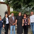 Na wspólnym zdjęciu znajdują się m.in.: wójt gminy Przemęt, dyrektor szkoły w Kluczewie, przewodnicząca Rady Gminy Przemęt, kierownik wydziału oświaty i sportu Marta Sobierajska oraz sołtys wsi Kluczewo.