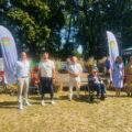 Na zdjęciu senator Jan Libicki przemawia podczas wydarzenia. Na fotografii także m.in. burmistrz Wolsztyna Dominik Tomiak, wiceprezes LZS Krzysztof Piasek, radna powiatu wolsztyńskiego Patrycja Pabich, komendant straży kpt. Damian Glapiak i komendant policji Katarzyna Sobczyk-Kukawka.