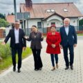 Na fotografii wójt gminy Przemęt Janusz Frąckowiak, radna gminy Przemęt Kinga Piędel, Prezes PPK Sp. z o.o. Józef Kwaśniewicz oraz sołtys Kaszczoru Beata Binkowska. Wyżej wymienione osoby idą nowo wybudowaną ulicą i rozmawiają o inwestycji.