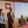 Na zdjęciu wójt gminy i przewodnicząca. Na fotografii także prowadzący, którzy przygotowują się do szkolenia. W sali znajduje się projektor, na którym wyświetlany jest tytuł szkolenia.