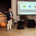 Na zdjęciu dr Mirosław Radoła podczas przeprowadzania wykładu. Na projektorze wyświetlana jest jego prezentacja.