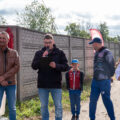 Na fotografii znajdują się cztery osoby, wśród których znajdują się m.in: wójt gminy Przemęt, konferansjer, który przemawia przez mikrofon, prezes zarządu towarzystwa gimnastycznego "Sokół" Włoszakowice.