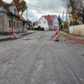 Na zdjęciu widoczna jest droga we wczesnej fazie remontu; można dostrzec ustawione słupki ostrzegawcze.