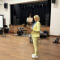 Na zdjęciu wicedyrektor szkoły Joanna Kalitka przemawia podczas spotkania.