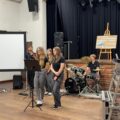 Na zdjęciu szkolny zespół muzyczny Wave podczas występu.
