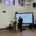 Na zdjęciu dyrektor szkoły Roman Smoczyk przemawia podczas spotkania. Na zdjęciu także wicedyrektor.