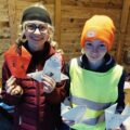 Dwie dziewczynki pozują do zdjęcia z origami,