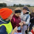 Trzy dziewczynki zgadują, co jest w słoiczku