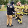 Na zdjęciu kpt. Damian Glapiak składa gratulacje jednemu ze strażaków z jednostki OSP z gminy Przemęt.