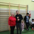 Na zdjęciu kobieta z mężczyzną, który pozuje z pucharem.