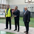 Na zdjęciu widoczny wójt podczas przemowy. Koło niego stoi dyrektor szkoły w Przemęcie i policjant.