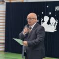 Na fotografii dyrektor szkoły przemawia podczas uroczystości.