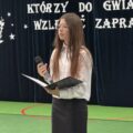 Na fotografii przewodnicząca szkoły przemawia podczas uroczystości.