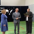 Na zdjęciu uchwycono moment, w którym pani Marta Sobierajska odczytuje życzenia dla nauczycielki, która otrzymała nagrodę wójta. Na zdjęciu też wójt i nagrodzona nauczycielka.