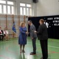 Na zdjęciu wójt składa gratulacje nagrodzonej nauczycielce.