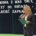 Na fotografii przewodnicząca rady rodziców przemawia podczas uroczystości.