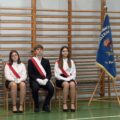 Na zdjęciu widoczny szkolny poczet sztandarowy.