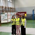 Na zdjęciu trzy dziewczynki podczas występu artystycznego.