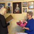 Na zdjęciu zastępca kierownika USC Irena Mikołajczak odczytuje list gratulacyjny jubilatce.