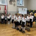 Na zdjęciu występ artystyczny pięciu uczniów. W tle inni uczniowie.