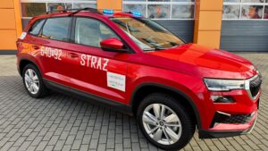 Na zdjęciu nowy lekki samochód operacyjny marki Skoda Karoq Edition koloru czerwonego.