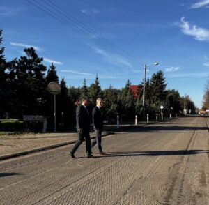 Na fotografii Wójt Gminy Przemęt Janusz Frąckowiak wraz z Dyrektorem Wielkopolskiego Zarządu Dróg Wojewódzkich w Poznaniu Pawłem Katarzyńskim, idą drogą.