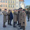 Na zdjęciu ukazano moment przypinania odznak żołnierzom.