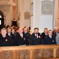Na zdjęciu widoczne osoby siedzące w ławkach w kościele podczas mszy świętej. Wśród osób widoczni m.in. starosta powiatu wolsztyńskiego i burmistrz Wolsztyna.