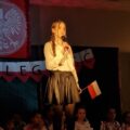 Na zdjęciu dziewczyna podczas wystąpienia na scenie.