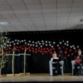 Zdjęcie przedstawia dwójkę uczniów podczas czytania wierszy.
