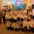 Grupowe zdjęcie, na którym znajdują się dzieci i młodzież z Solca, radna gminy Justyna Klecha, sołtys Solca, dh Julita Nitschke, dh Józef Pauch.