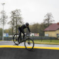 Na zdjęciu widoczny mężczyzna podczas pokazowego przejazdu po pumptracku.