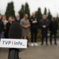 Zdjęcie ukazuje mikrofon TVP INFO. W tle osoby obecne na otwarciu.