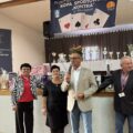 Na zdjęciu wójt gminy Przemęt podczas przemowy przed rozpoczęciem turnieju. Koło niego stoją także organizatorzy wydarzenia. W tle widoczna scena, na której ustawiono nagrody oraz puchary.