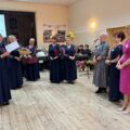 Na zdjęciu widoczne kobiety, które śpiewały. Składają one życzenia kobietom z KGW.