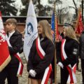 Na zdjęciu poczty sztandarowe ustawione przed kościołem.