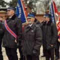 Na zdjęciu poczty sztandarowe ustawione przed kościołem.