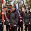 Na zdjęciu poczty sztandarowe ustawione przed kościołem.