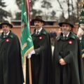 Na zdjęciu poczty sztandarowe ustawione przed kościołem.