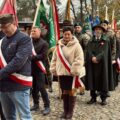 Na zdjęciu poczty sztandarowe ustawione przed kościołem.