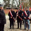 Na zdjęciu poczty sztandarowe ustawione przed kościołem.
