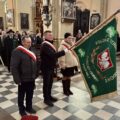 Na zdjęciu poczet sztandarowy Polskiego Związku Ludowego - zarząd gminny w Przemęcie oddający honory przed ołtarzem w kościele.