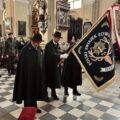 Na zdjęciu poczet sztandarowy Polski Związek Łowiecki "Darz Bór" oddający honory przed ołtarzem w kościele.