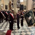 Na zdjęciu poczet sztandarowy składający się z uczniów szkoły z Kaszczoru. Poczet oddaje honory przed ołtarzem w kościele.