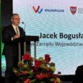 Na zdjęciu pan Jacek Bogusławski podczas przemowy na scenie.