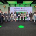 Zdjęcie przedstawia osoby z nagrodami, wśród nich dyrektor szkoły w Mochach Małgorzata Zielińska. Na fotografii także wójt gminy Przemęt.