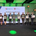 Zdjęcie przedstawia osoby z nagrodami, wśród nich sołtys Kluczewa i członkini rady sołeckiej. Na fotografii także wójt gminy Przemęt.