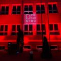 Na zdjęciu widoczny budynek szkoły w Kaszczorze oświetlony na czerwono.