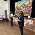 Na zdjęciu dwie nauczycielki z przedszkola podczas tłumaczenia zasad turnieju.